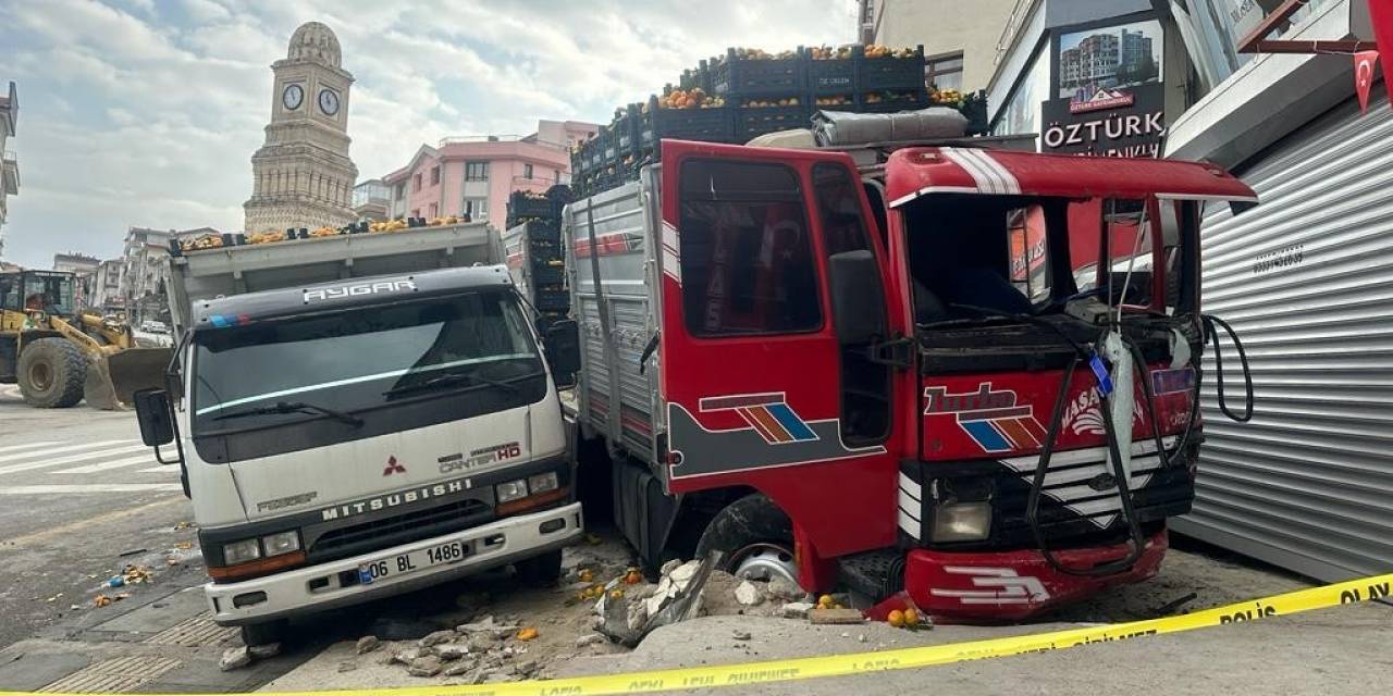 Freni Patlayan Kamyon Önüne Aldığı Aracı Sürükleyerek Dükkana Girdi: 2 Yaralı