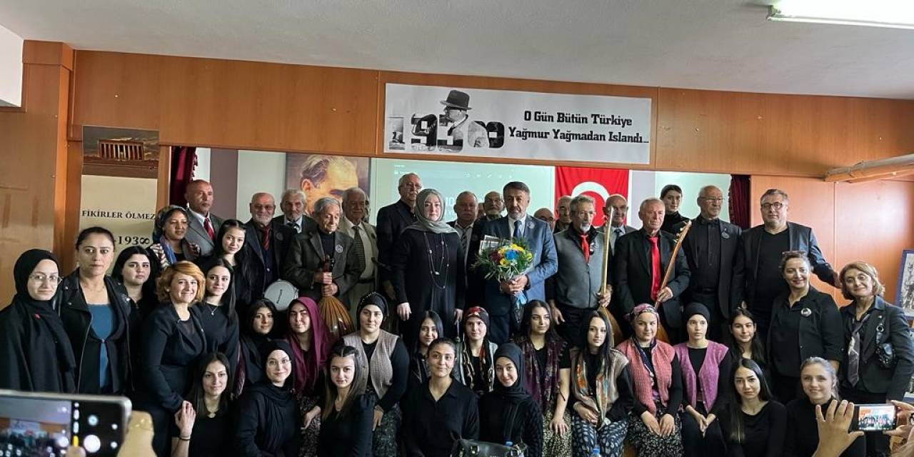 Ulu Çınarlar Korosu Ve Liseli Gençler Atatürk’ün Sevdiği Şarkıları Seslendirdi