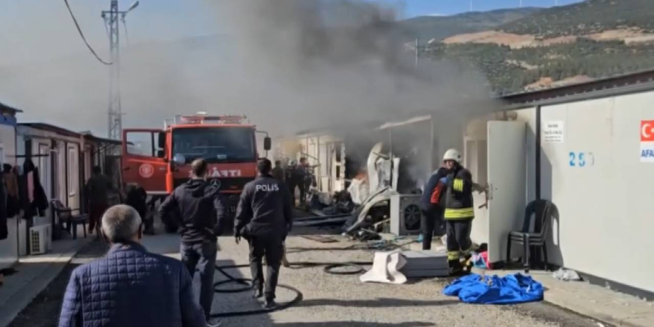 Konteyner Kentte Çıkan Yangında 2 Konteyner Kül Oldu