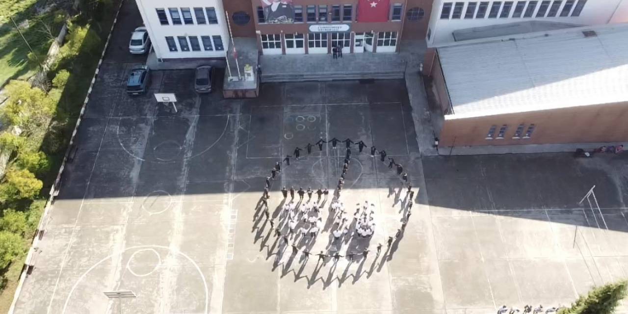 Ortaokul Öğrencilerinden ’09.05’ Ve ’1938’ Koreografisi