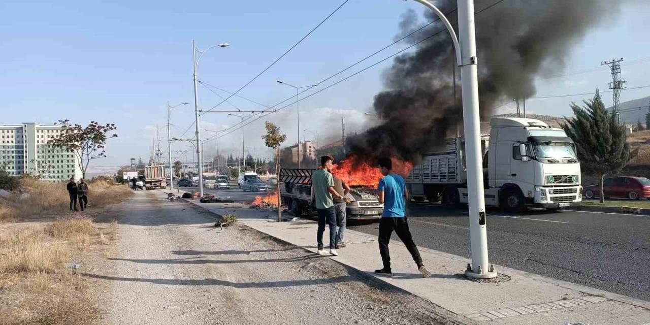 Seyir Halindeki Kamyonet Alev Alev Yandı