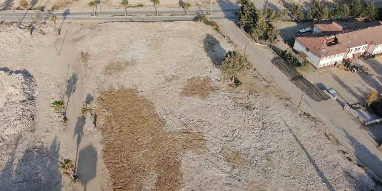 Depremzede İki Kadın Tarafından Ankara’da Yakalanan Şahsın 370 Kişiye Mezar Olan Sitesinden Geriye Boş Arazi Kaldı