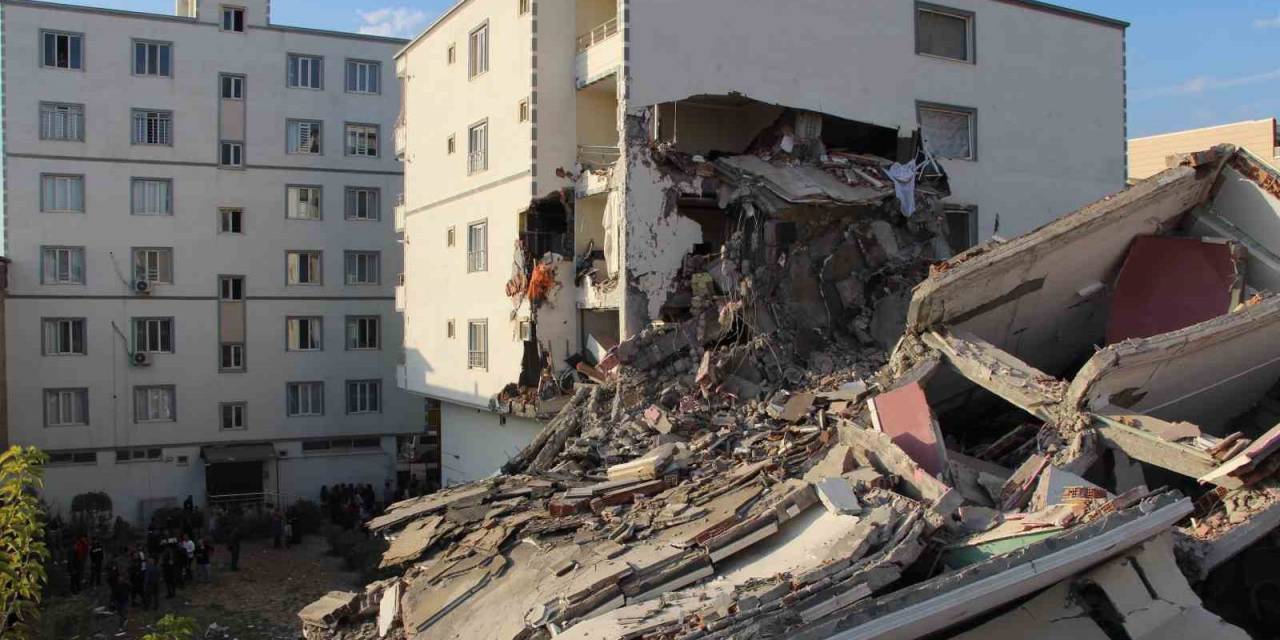 Ağır Hasarlı Bina Yıkım Esnasında Yan Binanın Üzerine Devrildi