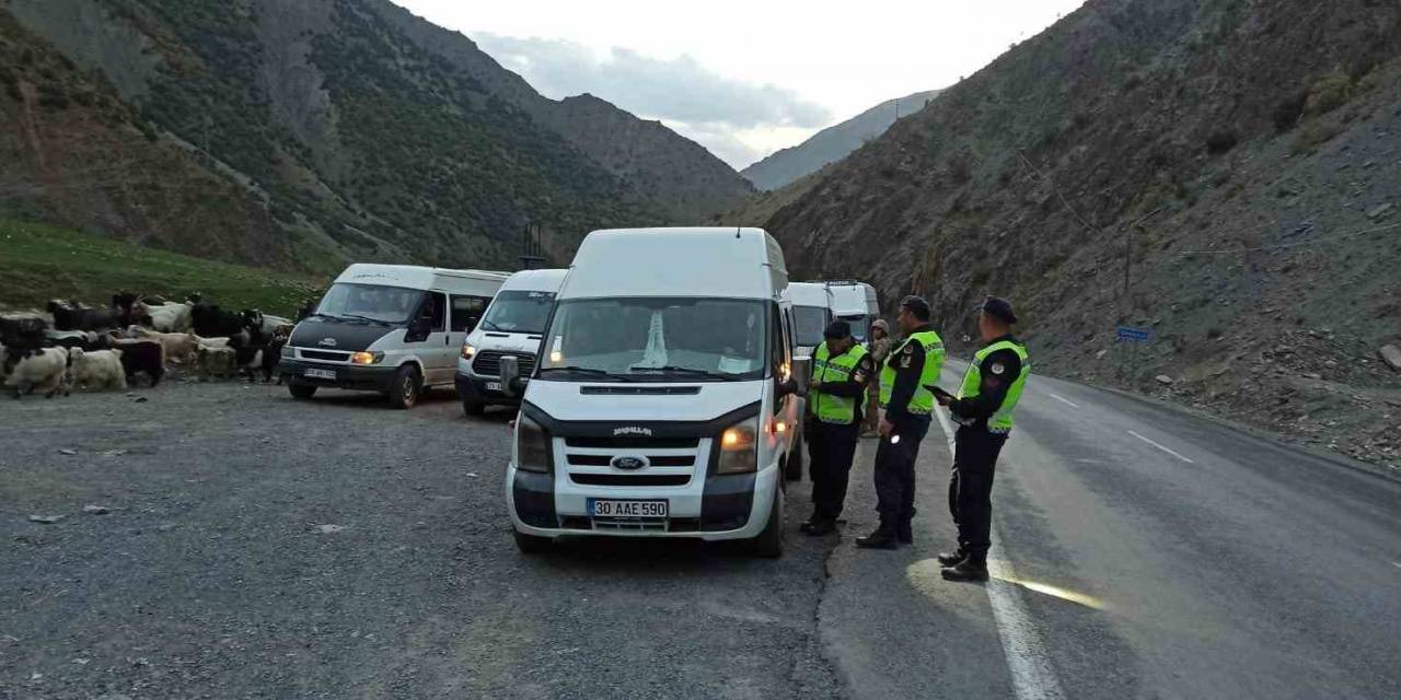 Hakkari’de Jandarma 704 Okul Servisi Aracı Denetledi