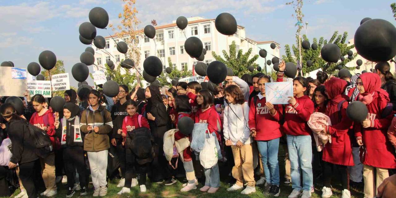 Batman’da Filistinli Çocuklar İçin Gökyüzüne Siyah Balon Bırakıldı