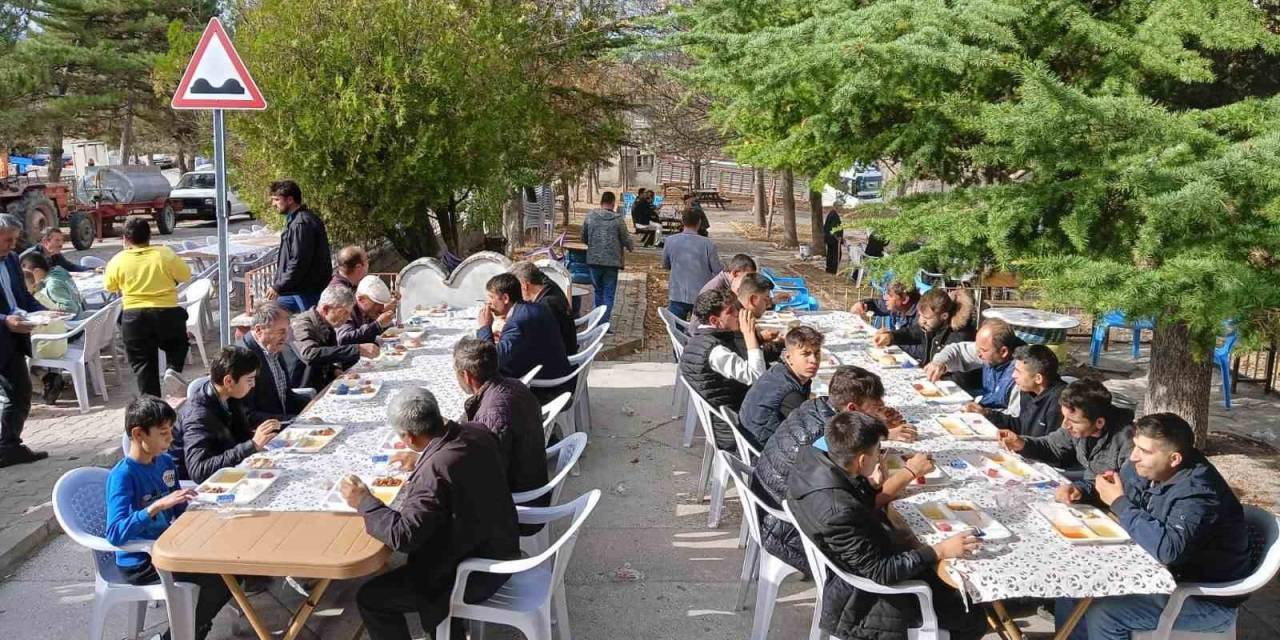 Hisarcık’ın Kutluhallar Köyü Gençlerinden Hayır Yemeği