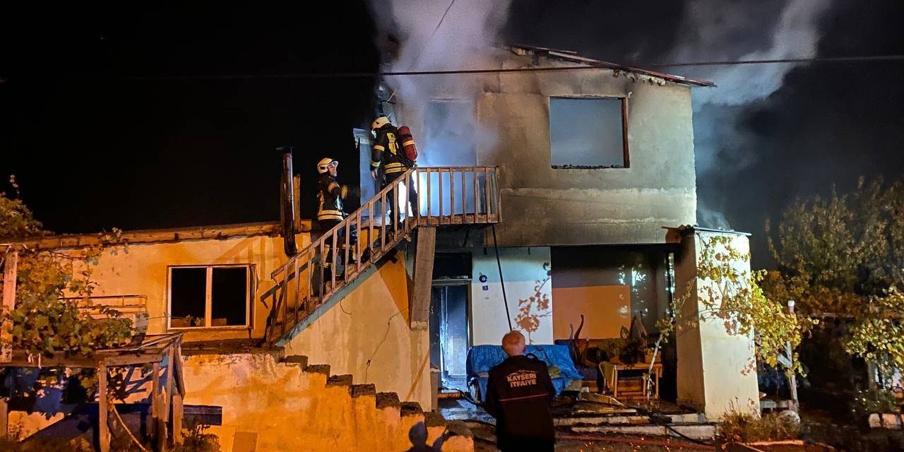 2 Katlı Müstakil Ev Yangında Kül Oldu