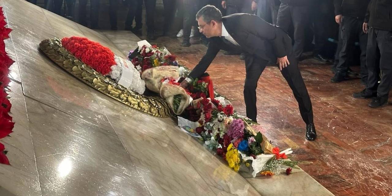 Chp Genel Başkanı Özgür Özel Anıtkabir’i Ziyaret Etti