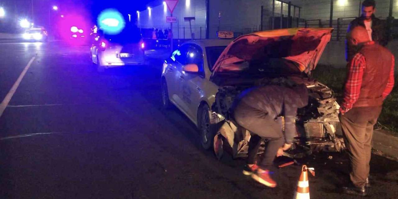 Ticari Taksi İle Otomobil Kavşakta Çarpıştı: 4 Yaralı