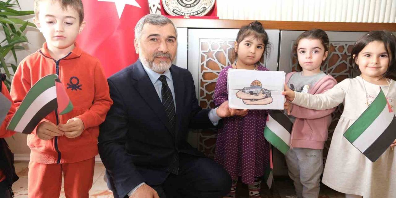 Kur’an Kursu Öğrencileri Harçlıklarını Filistin’e Bağışladı