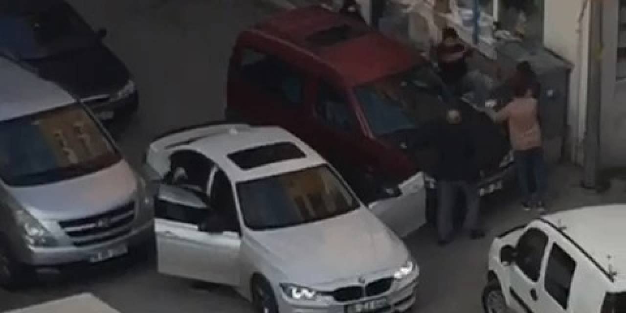 Yol Verme Tartışması Caddeyi Boks Ringine Çevirdi... O Anlar Kameraya Böyle Yansıdı