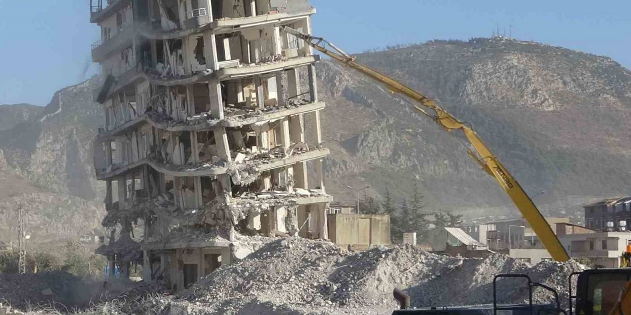 İş Makinasının Dokunuşuyla Bina Yerle Bir Oldu