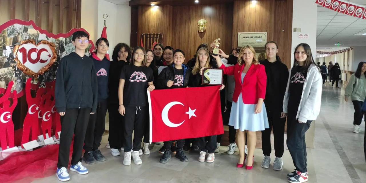 Denizlili Elif Öğretmen, Türkiye’nin 5 ‘Küresel Öğretmen’inden 1’i Oldu