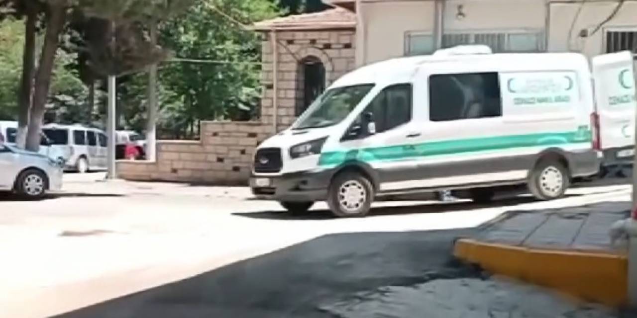 Evinin Önünde Bıçaklanan Şahıs Hayatını Kaybetti