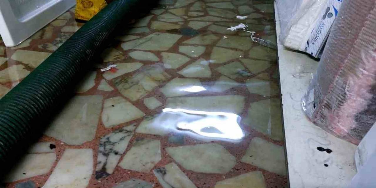 Güngören Belediyesi Tarafından Yürütülen Yıkım İşlemi Sırasında Yan Binanın Dükkanını Su Bastı