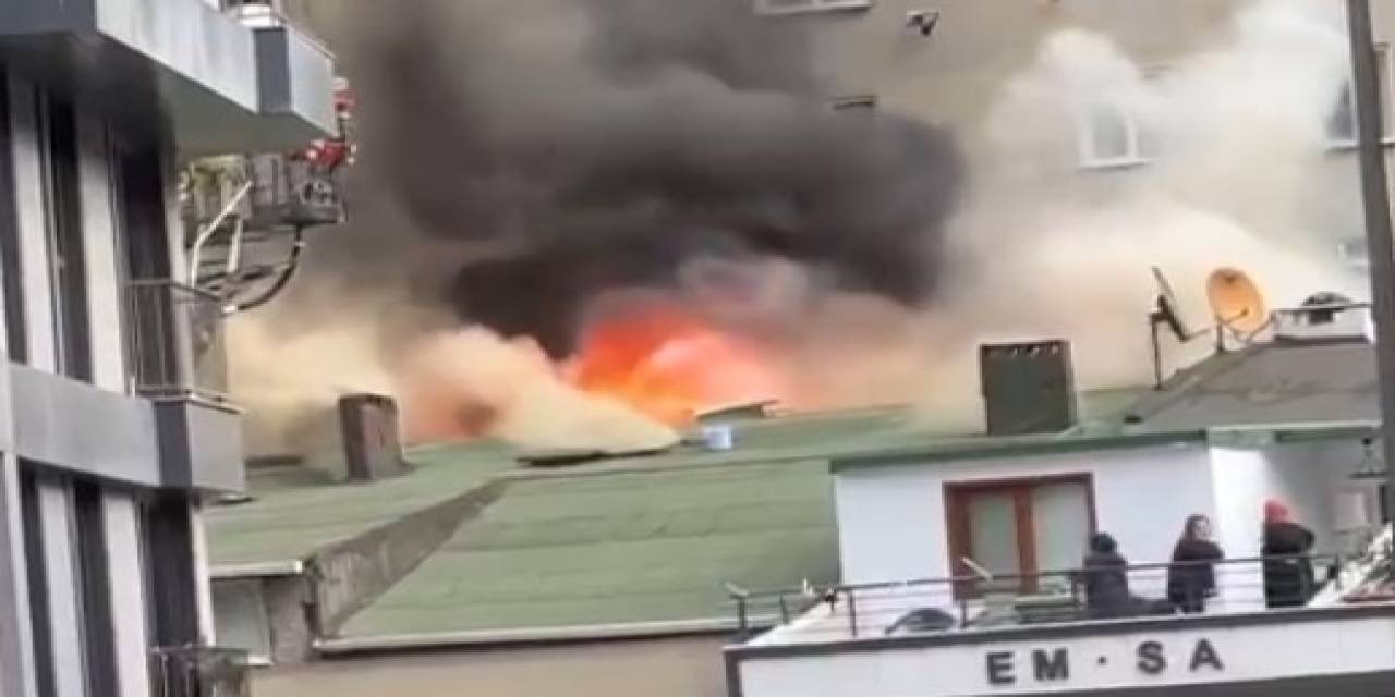 Kağıthane’de Korkutan Çatı Yangını, Vatandaş Bahçe Hortumuyla Müdahale Etti