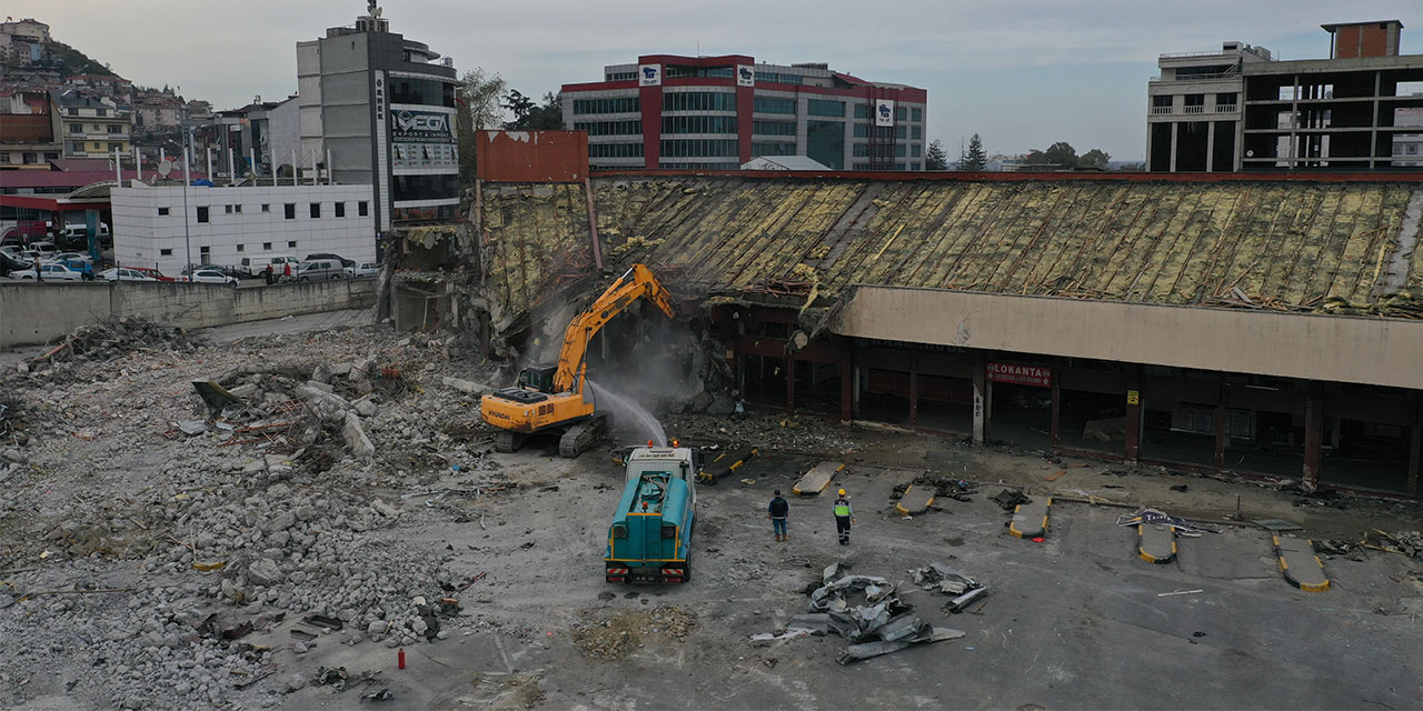 Trabzon'da 36 yıl faaliyet gösteren eski otogarda yıkım işlemleri sürüyor