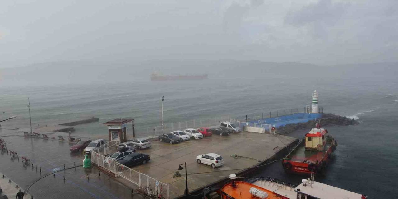 Çanakkale Boğazı Fırtına Nedeniyle Transit Gemi Geçişlerine Geçici Olarak Kapatıldı