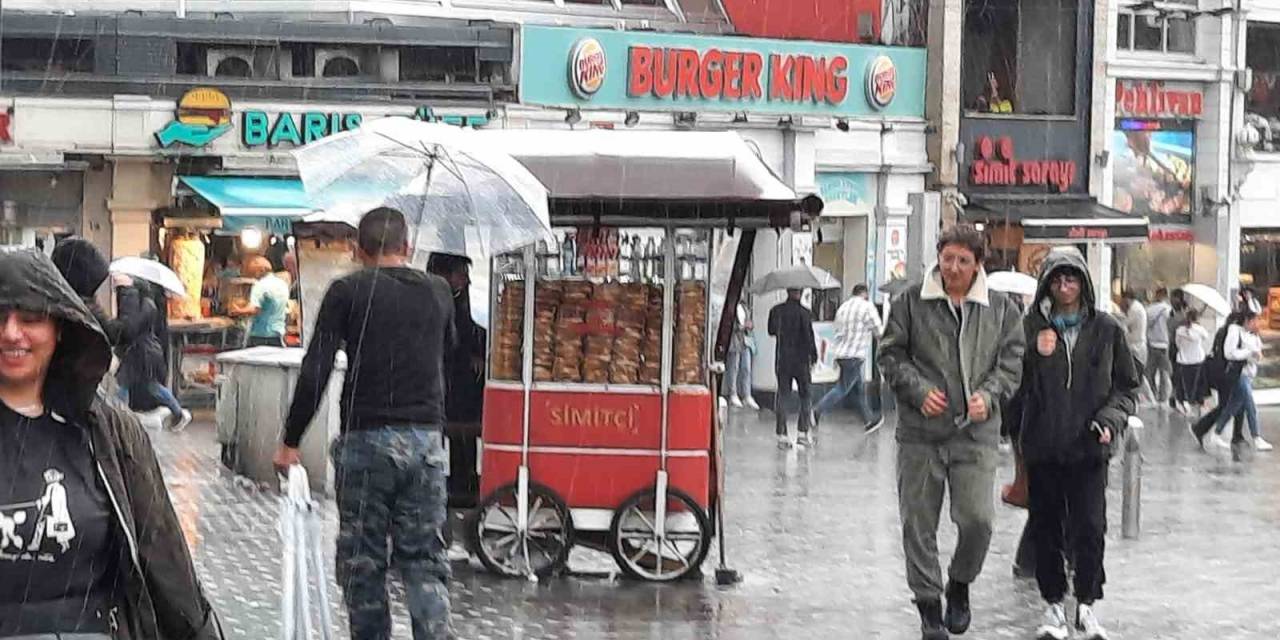 İstanbul’da Sağanak Yağış Etkili Oldu