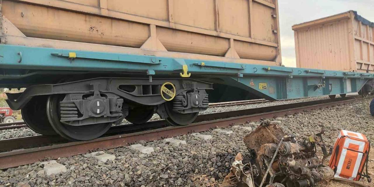 Yük Trenini Traktöre Çarptı: 1 Ölü, 1 Yaralı