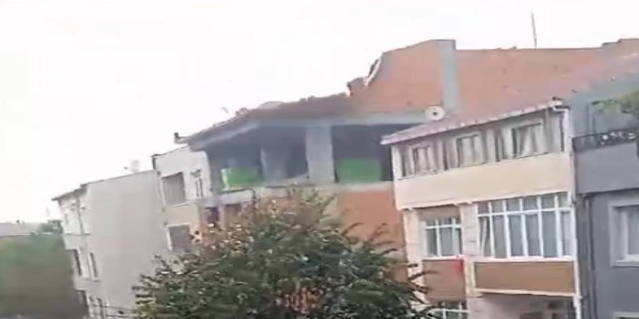 Küçükçekmece’de Bir Binanın Çatısındaki Duvar Yıkıldı
