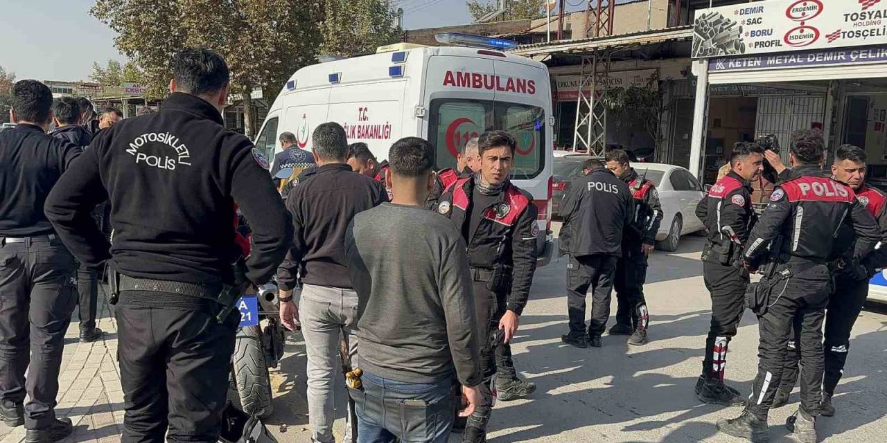 Otomobil Kavşakta Yunus Ekiplerine Çarptı