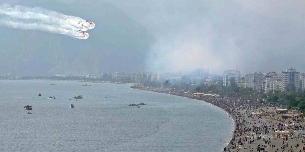Türk Yıldızları Antalya’yı Yaza Çevirdi: Binlerce Kişi Sahili Doldurdu