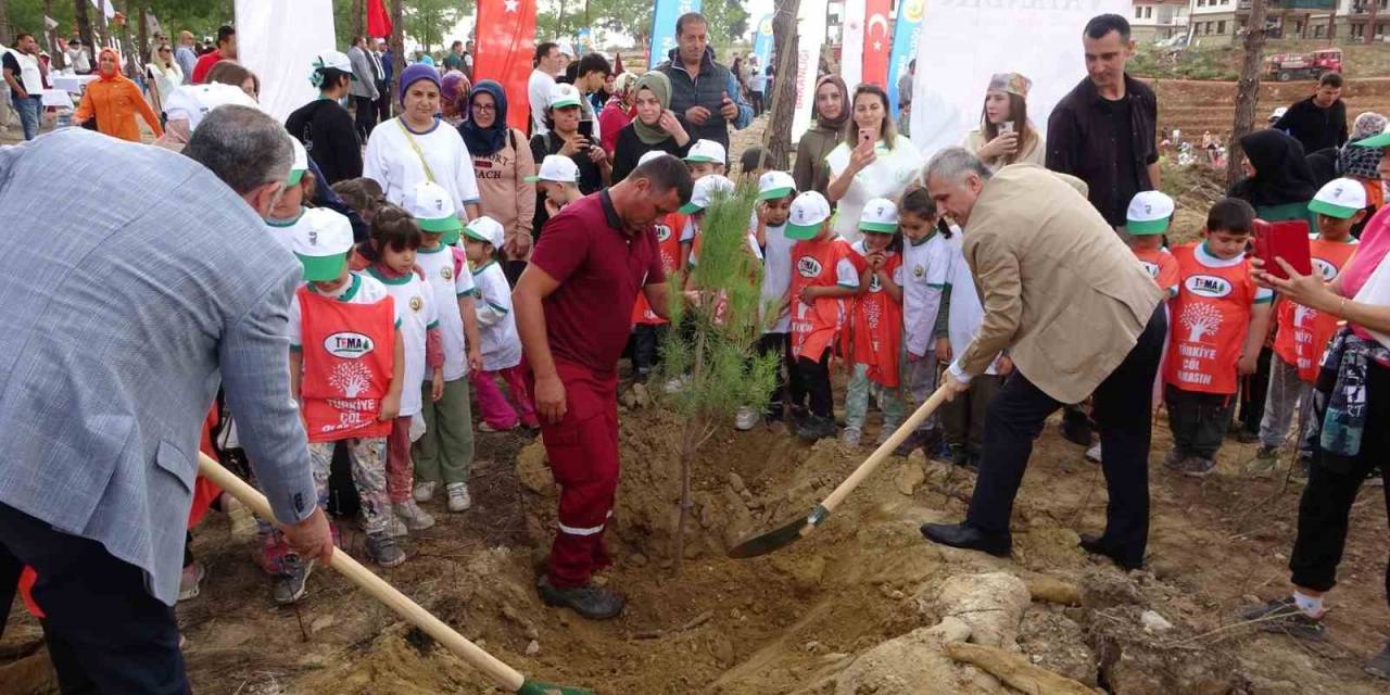 ‘Milli Ağaçlandırma Günü’nde Manavgat Yangın Bölgesinde Ağaç Dikimi Yapıldı