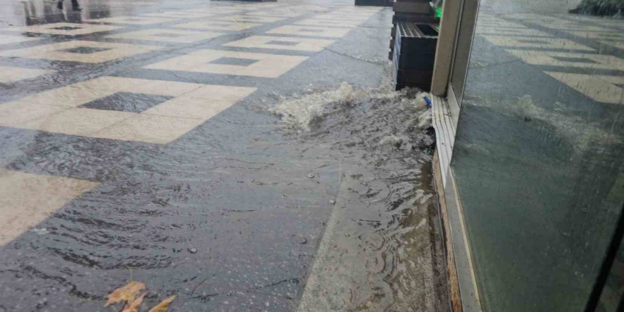 Bandırma’da Şiddetli Yağış Hayatı Olumsuz Etkiledi