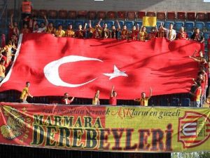 Yeni Malatyasporlu Taraftarlardan Dev Türk Bayrağı