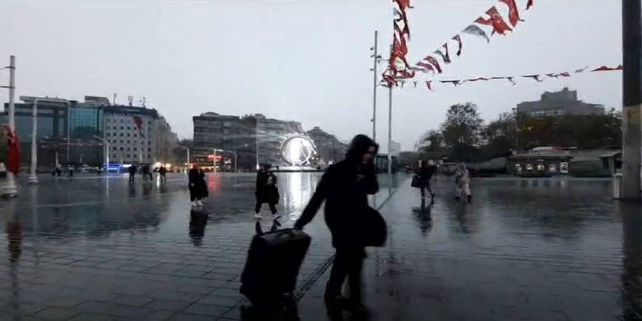 Taksim’de Önce Hava Karardı Sonra Sağanak Yağış Başladı