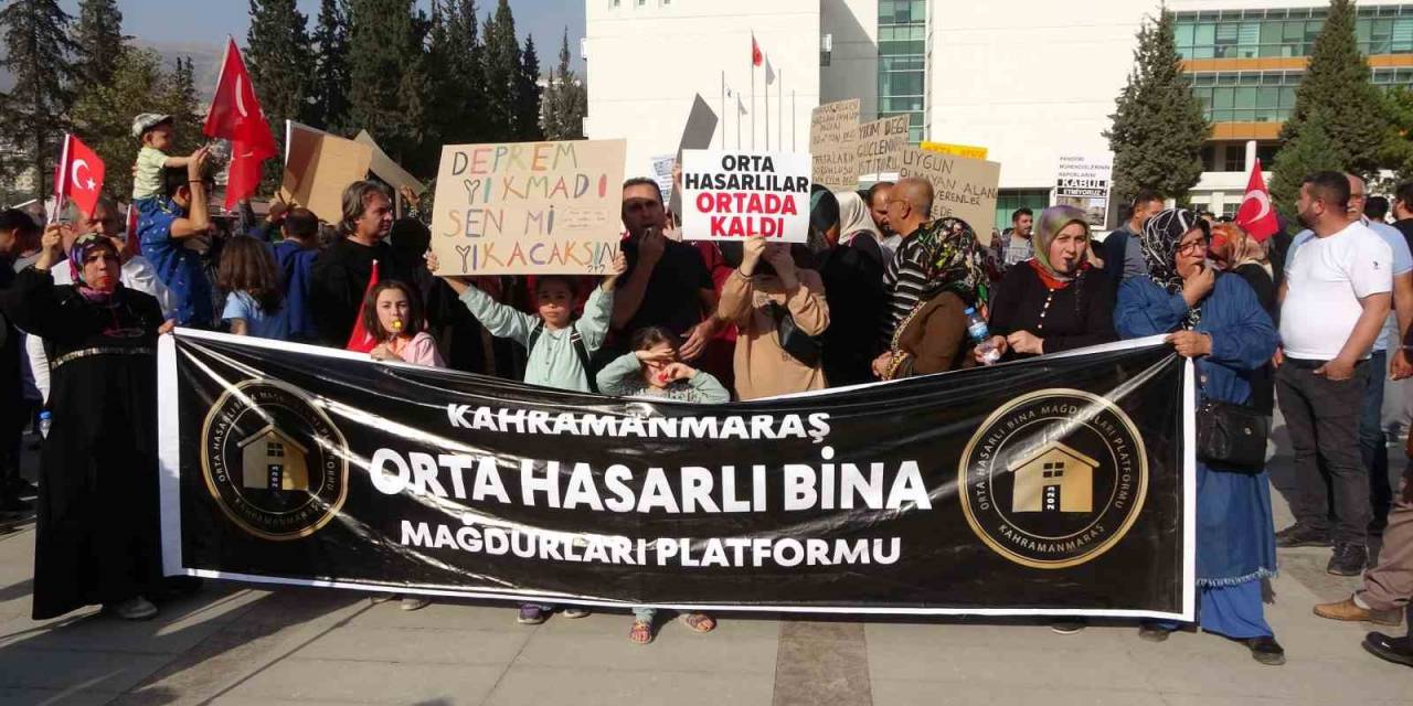 Orta Hasarlı Bina Sakinlerinden Düdüklü Eylem