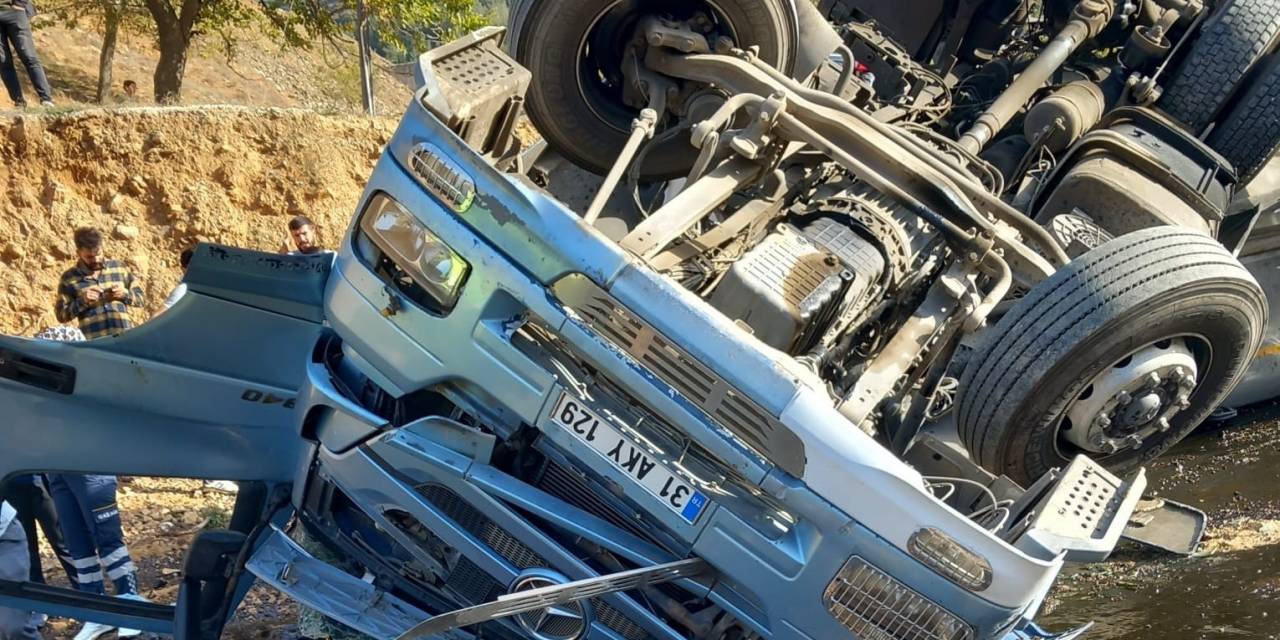 Osmaniye’de Yakıt Tankeri Devrildi: 2 Kişi Hayatını Kaybetti