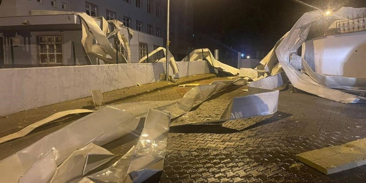 Gemlik’te Okulun Çatısı Araçların Üzerine Uçtu