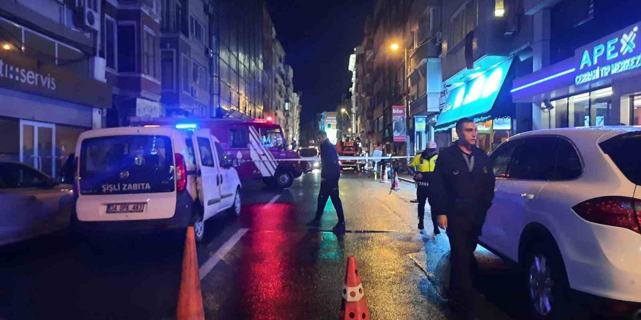Şişli Abide-i Hürriyet Caddesi’nde Binadan Düşen Parçalar Nedeniyle Yol Trafiğe Kapatıldı