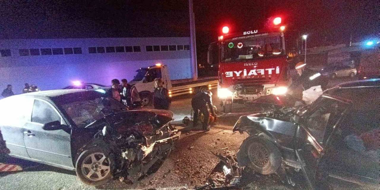 İki Otomobil Kafa Kafaya Çarpıştı: Sürücü Araçta Sıkıştı