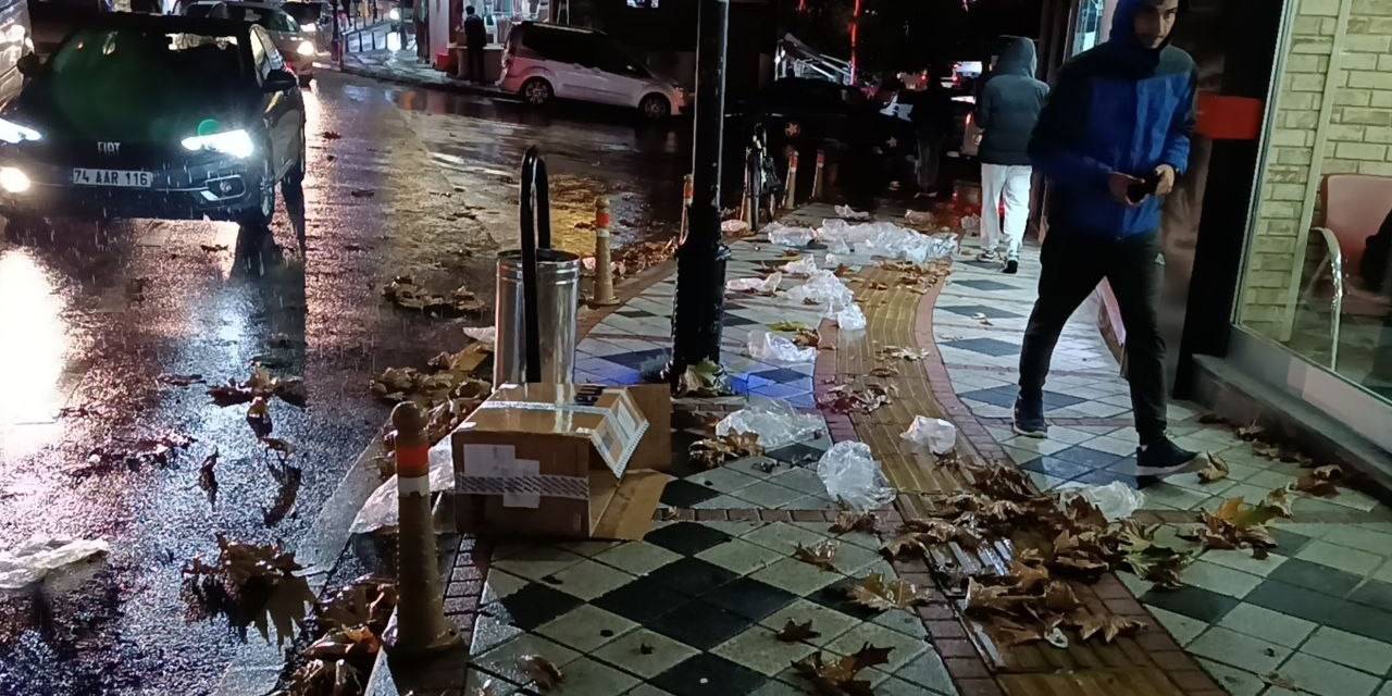 Bartın’da Şiddetli Rüzgar Yolu Çöplüğe Çevirdi