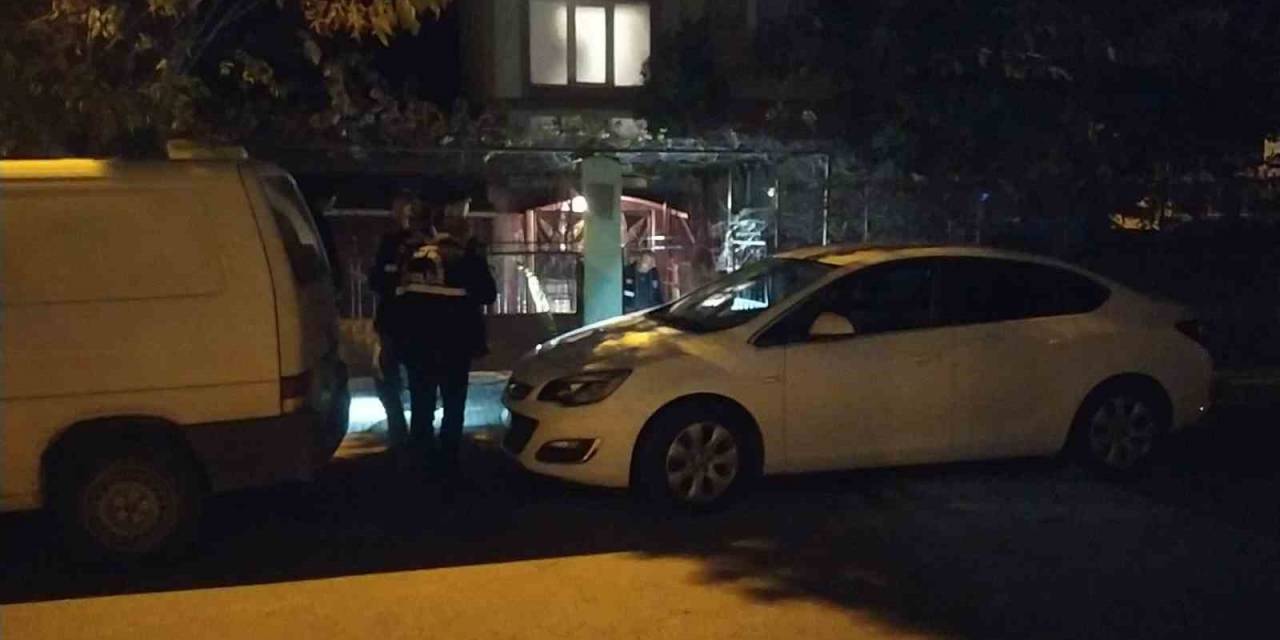 Baba-oğul Kavgasını Ayırmaya Çalışan 3 Kişi Bıçaklandı