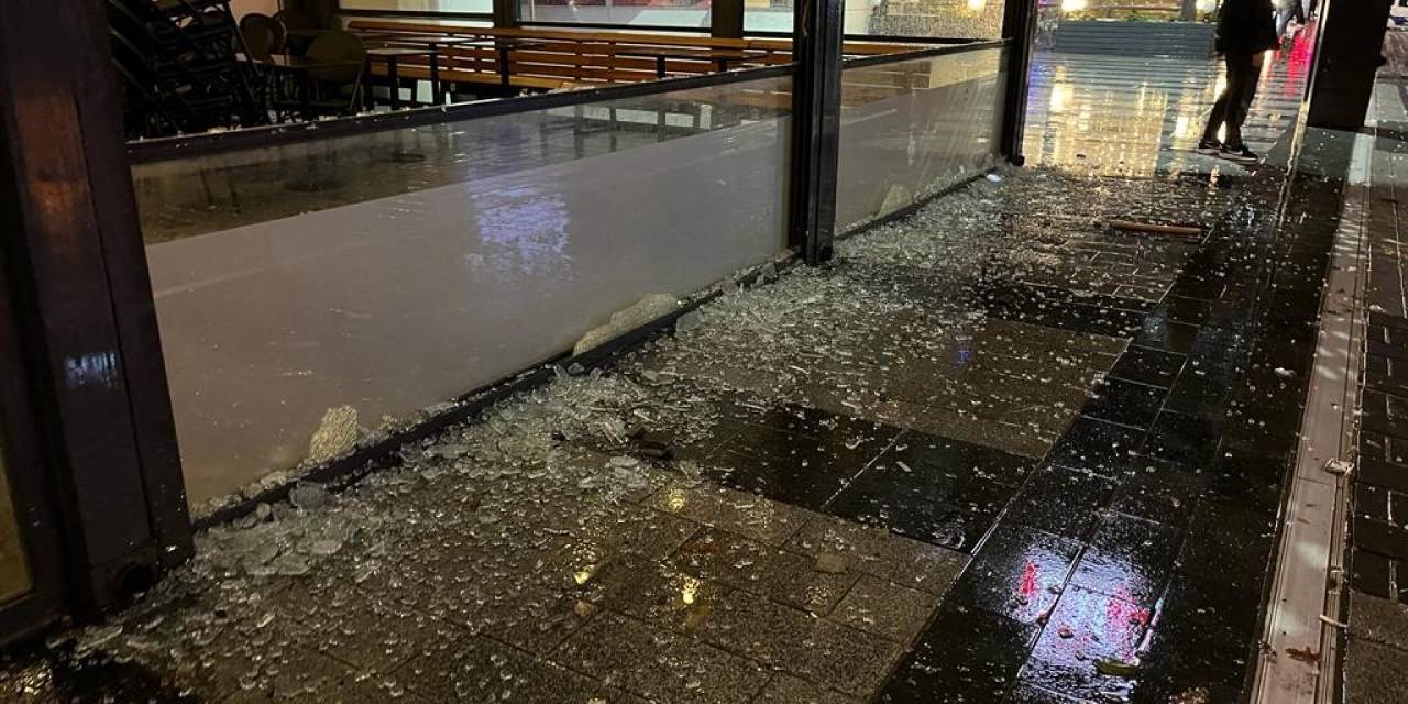 Esenyurt’ta Protesto İçin Kahve Dükkanına Giren Şahıslar, Camları Kırdı