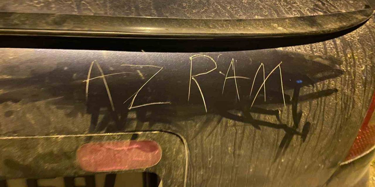 ’her Şeyim’ Dediği Lüks Otomobiline Kesici Alet İle Yazı Yazıldığını Görünce Hayatının Şokunu Yaşadı