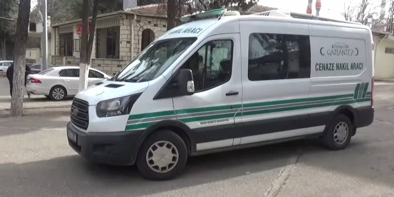 Park Halindeki Kamyona Arkadan Çarpan Motosikletli Genç Öldü
