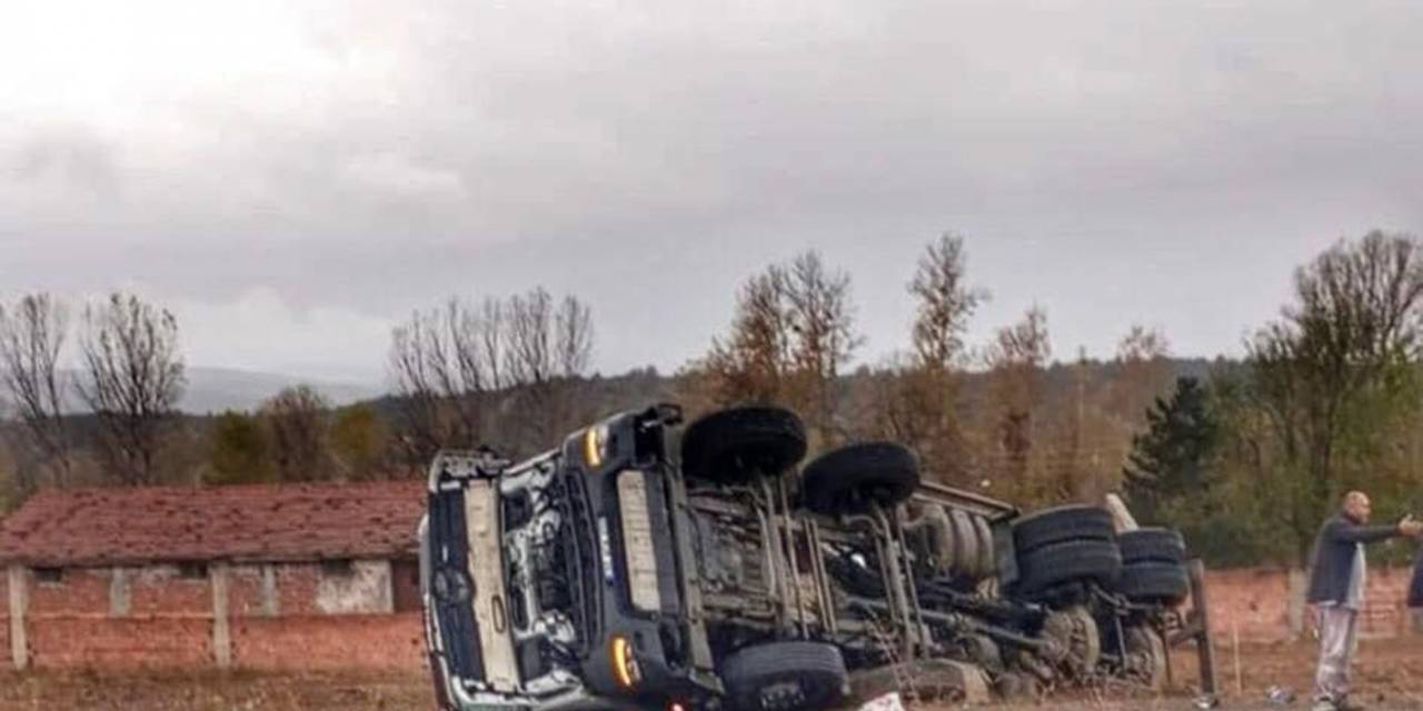Yoldan Çıkan Kamyon Devrildi, Sürücü Burnu Bile Kanamadan Kurtuldu