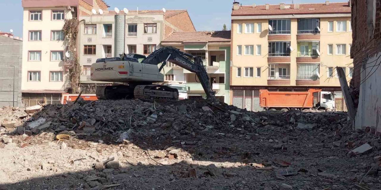 Malatya’da Ağır Hasarlı Binaların Yıkımı Sürüyor