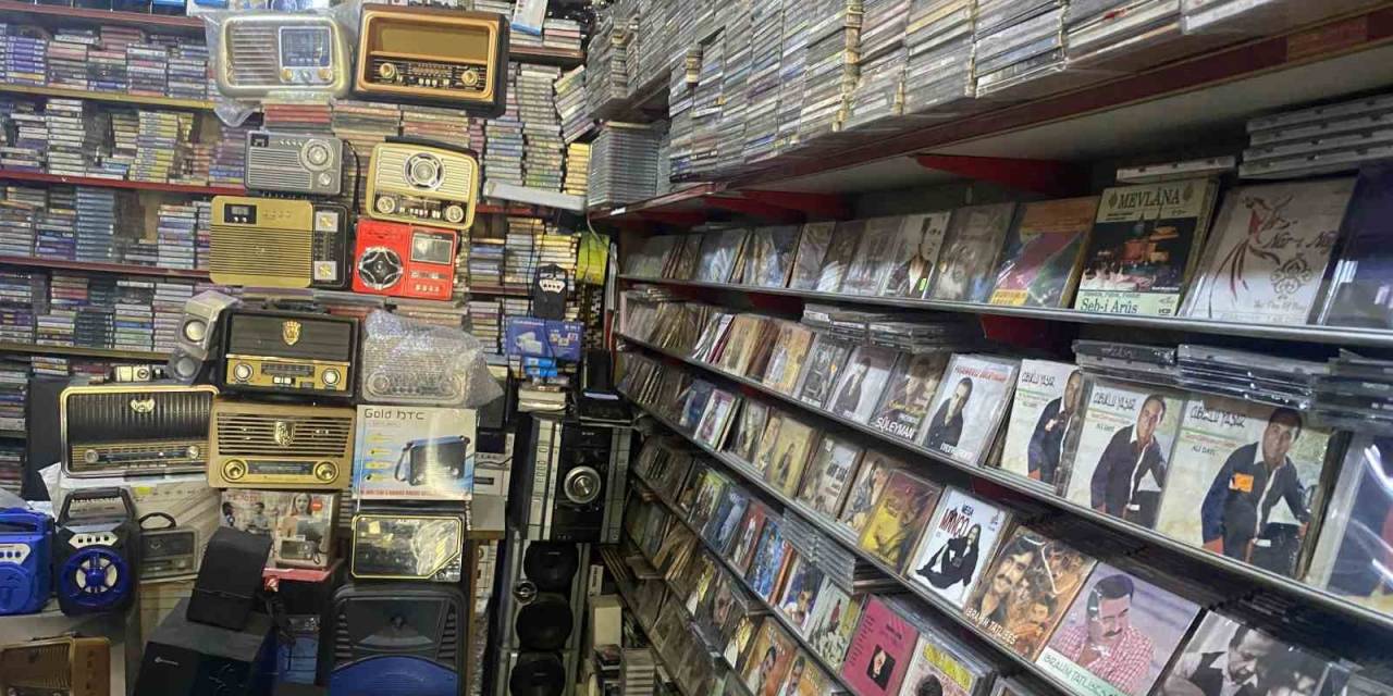 Kaset Satarak 45 Yılını Geçirdi, Ölene Kadar Da Satmaya Devam Etmek İstiyor