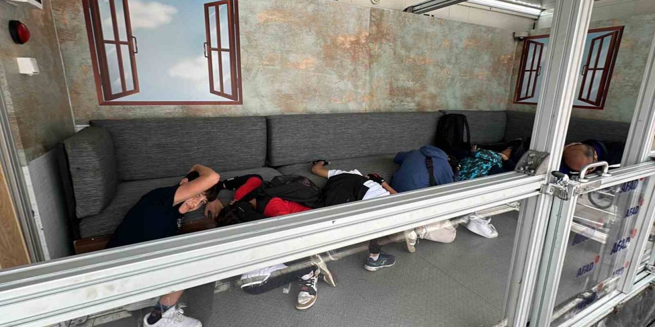 Çocuklar Depremi Simülasyon Tırı İle Öğreniyor