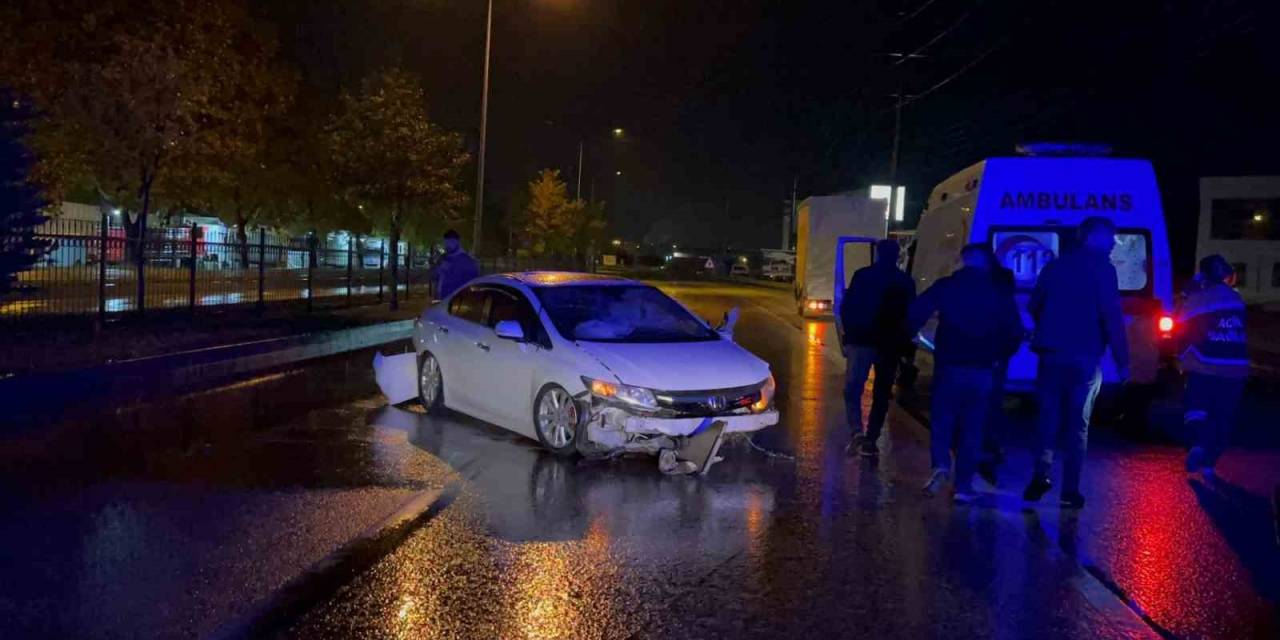 Bariyerlere Çarpan Otomobilde 5 Kişi Yaralandı