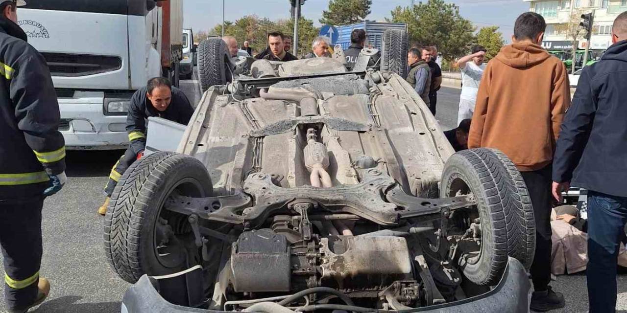 Konya’da Kamyonun Çarptığı Otomobil Ters Döndü: 5 Yaralı