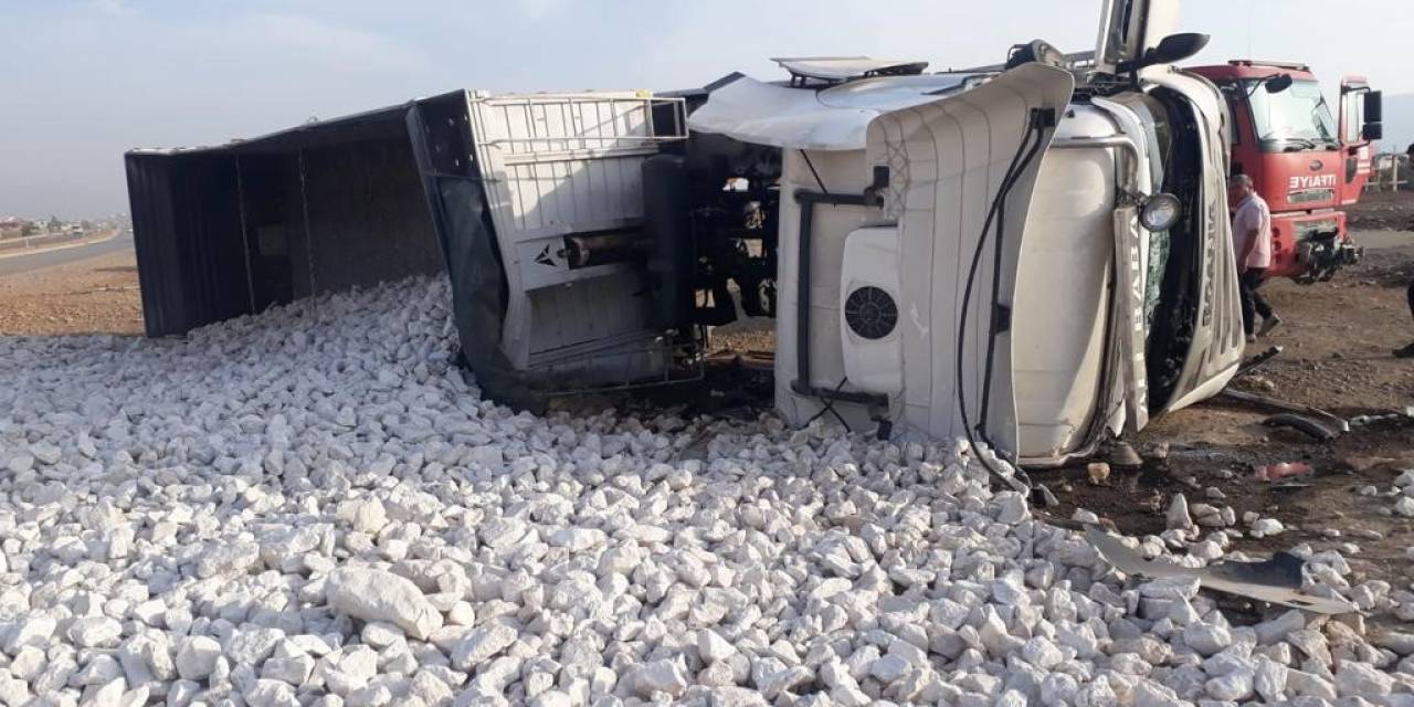 Devrilen Tırdan Yola Tonlarca Taş Döküldü