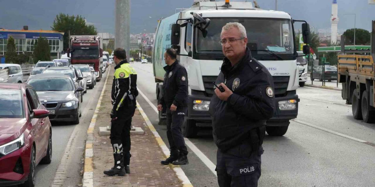 Karşı Şeride Geçen Araç Dehşet Saçtı: 8 Yaralı