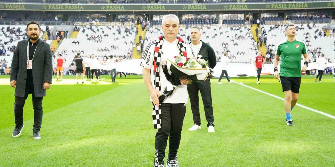 Dolmabahçe’de Rıza Çalımbay’a Sevgi Gösterisi